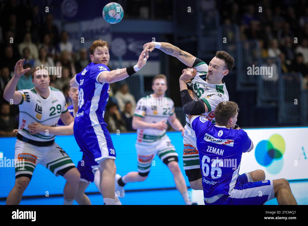 13.12.2023, Gummersbach, Handball, DHB-Pokal Achtelfinale, Schwalbe-Arena, VfL Gummersbach - FRISCH AUF Göppingen: Jaka Malus Frisch Auf Göppingen wirft den Ball auf das Tor Nordrhein-Westfalen Deutschland *** 13 12 2023, Gummersbach, Handball, DHB Pokal Round of 16, Schwalbe Arena, VfL Gummersbach FRISCH AUF Göppingen Jaka Malus Frisch Auf Göppingen throws the ball on goal North Rhine-Westphalia Germany Stock Photo