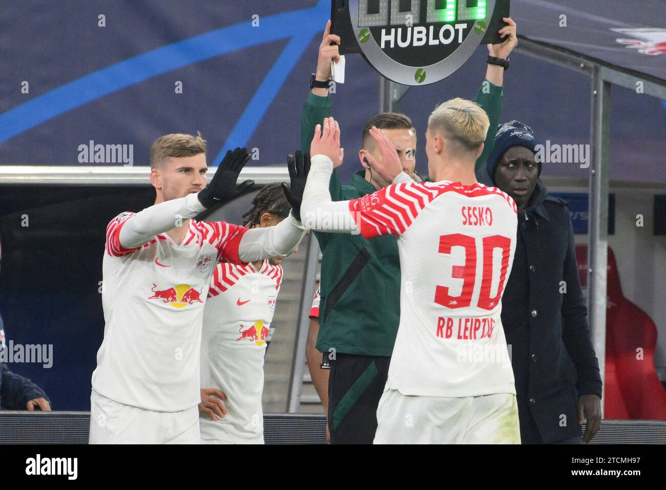 Timo Werner (RB Leipzig) li., wird fuer Benjamin Sesko (RB Leipzig) re., eingewechselt. RB Leipzig vs. BSC Young Boys, Fussball, Champions League, Vorrunde, 6. Spieltag, Saison 2023/2024, 13.12.2023 DFB/DFL REGULATIONS PROHIBIT ANY USE OF PHOTOGRAPHS AS IMAGE SEQUENCES AND/OR QUASI-VIDEO Foto: Eibner-Pressefoto/Bert Harzer Stock Photo