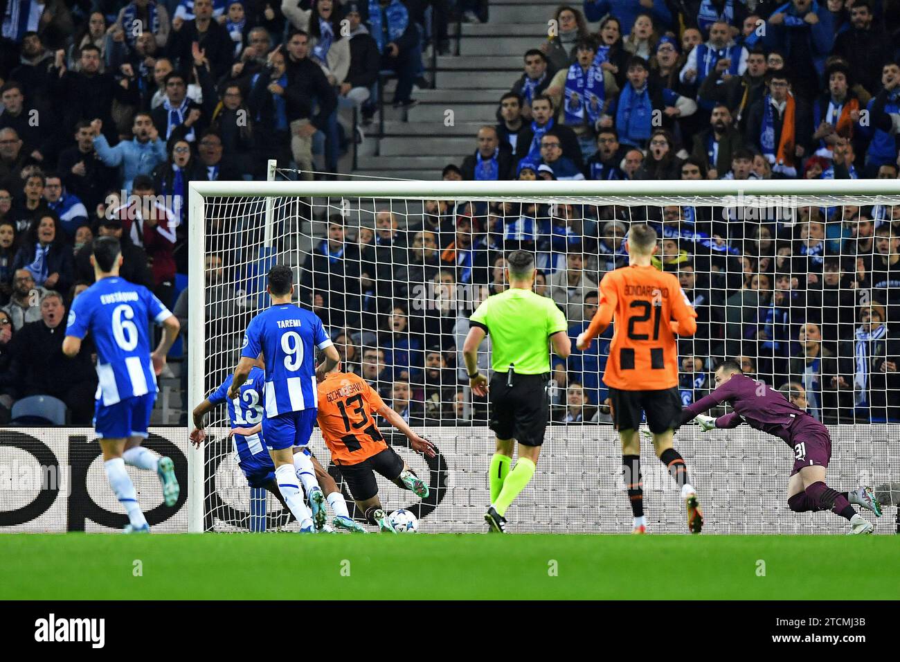 Porto, Portugal. 13th Dec, 2023. Dragao Stadium, Champions League 2023/2024, FC Porto versus FC Shakhtar Donetsk; Goalkeeper Dmytro Riznyk and Giorgi Gocholeishvili of FC Shakhtar Donetsk does not avoid scored goal by Wenderson Galeno of FC Porto, during the UEFA Champions League 2023/2024 Group H match between Fc Porto and FC Shakhtar Donetsk at Dragao Stadium in Porto on December 13. Photo: Daniel Castro/DiaEsportivo/Alamy Live News Credit: DiaEsportivo/Alamy Live News Stock Photo