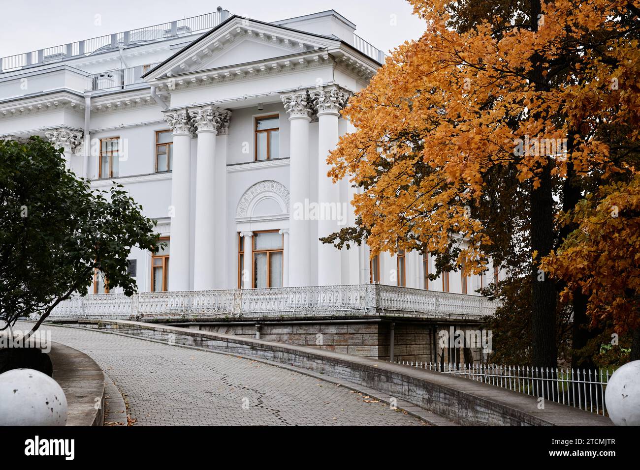 White manor house hi-res stock photography and images - Alamy