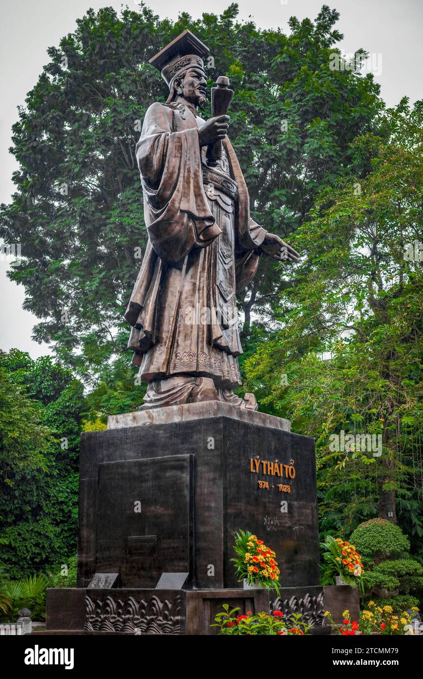 Statue of Ly Thai To, founding emperor of Ly Dynasty, Hoàn Kiếm Lake, Hanoi, Vietnam Stock Photo