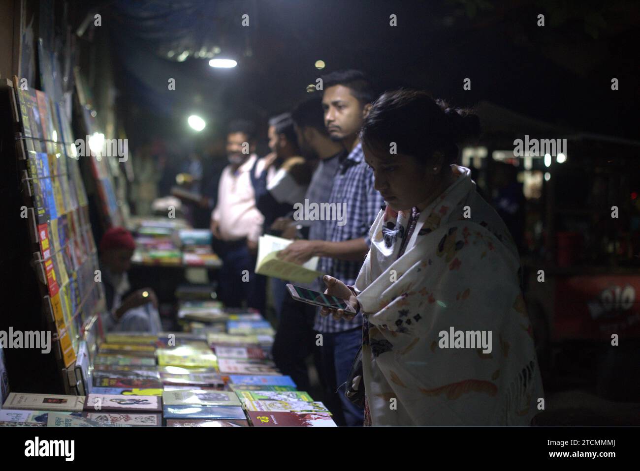 Dhaka, Bangladesh. 14th Dec, 2023. People browse books from a street