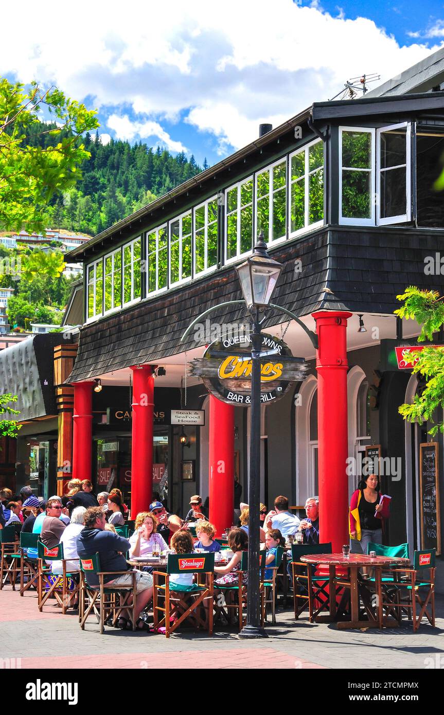 Outdoor restaurants, Queenstown Mall, Queenstown, Otago Region, South Island, New Zealand Stock Photo