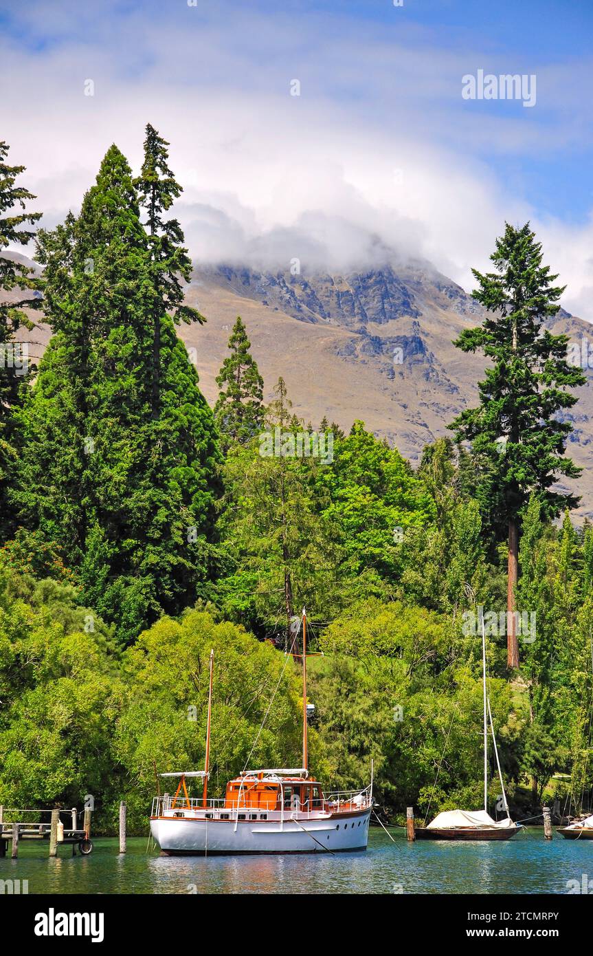 Lake Wakatipu and The Remarkables Mountain, Queenstown, Otago Region ...
