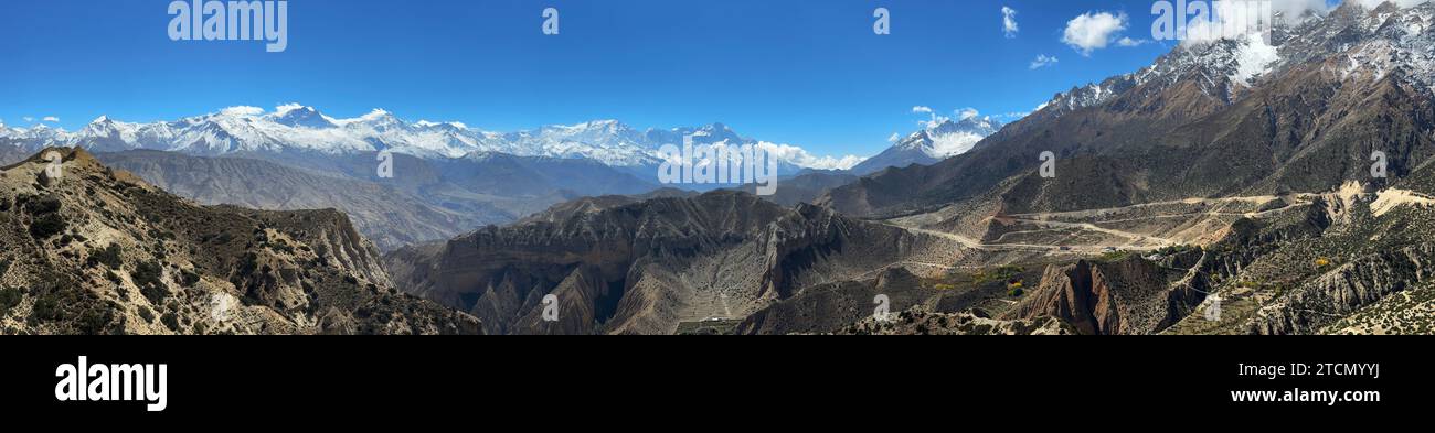 Desert landscape and Himalayan views while trekking from Samar to Syangboche on route to Chungsi Cave - Mustang District, Nepal Stock Photo
