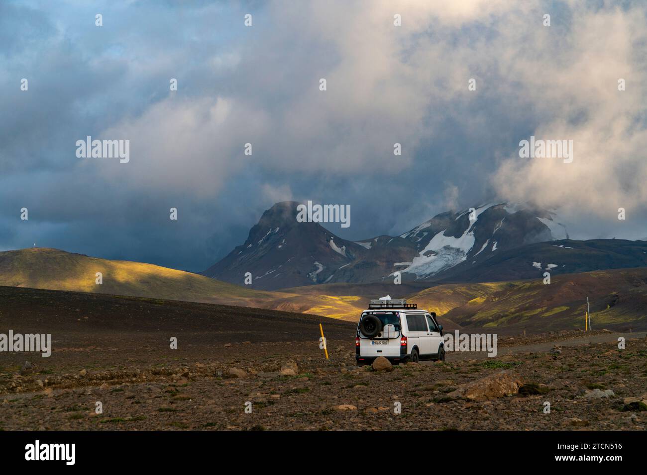 Ein 4x4, offroad Fahrzeug auf der F347 inmitten einer urzeitlichen Vulkanlandschaft in der Nähe vom Kerlingarfjöll Gebirge, im isländischen Hochland. Stock Photo
