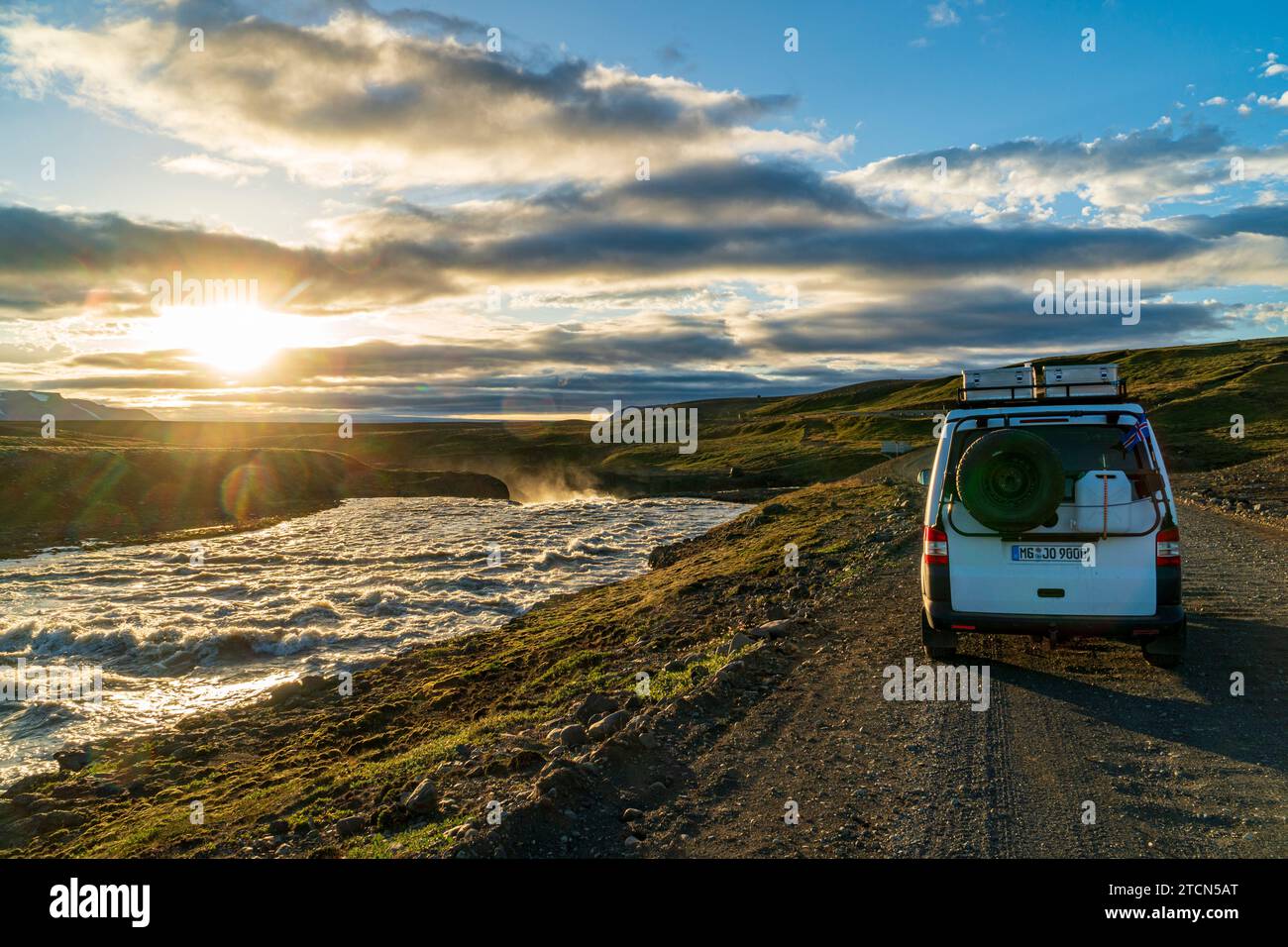 weisses offroad Auto in einer Gebirgslandschaft auf Island Stock Photo