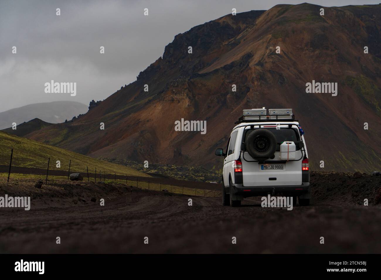 Ein 4x4, offroad VW Bus auf der F208 inmitten einer urzeitlichen Vulkanlandschaft in der Nähe von Landmannalaugar, Iceland Stock Photo