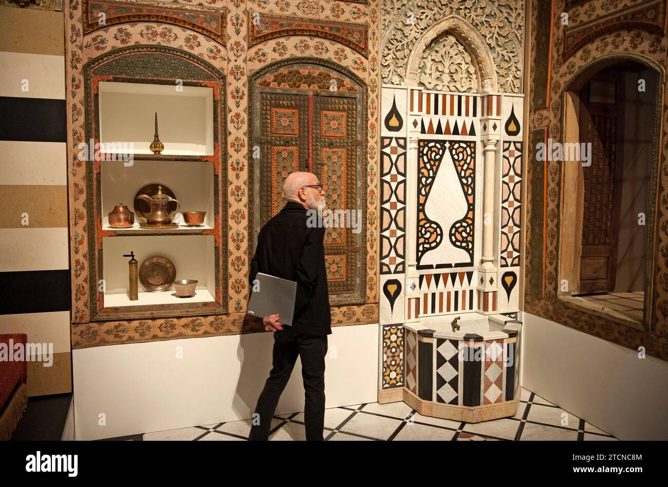 Visitor, Damascus Room, Islamic Art, Dining With The Sultan: The Fine Art of Feasting; exhibition; Los Angeles County Museum of Art; LACMA; museum; Islamic; art; Los Angeles; California; USA Stock Photo