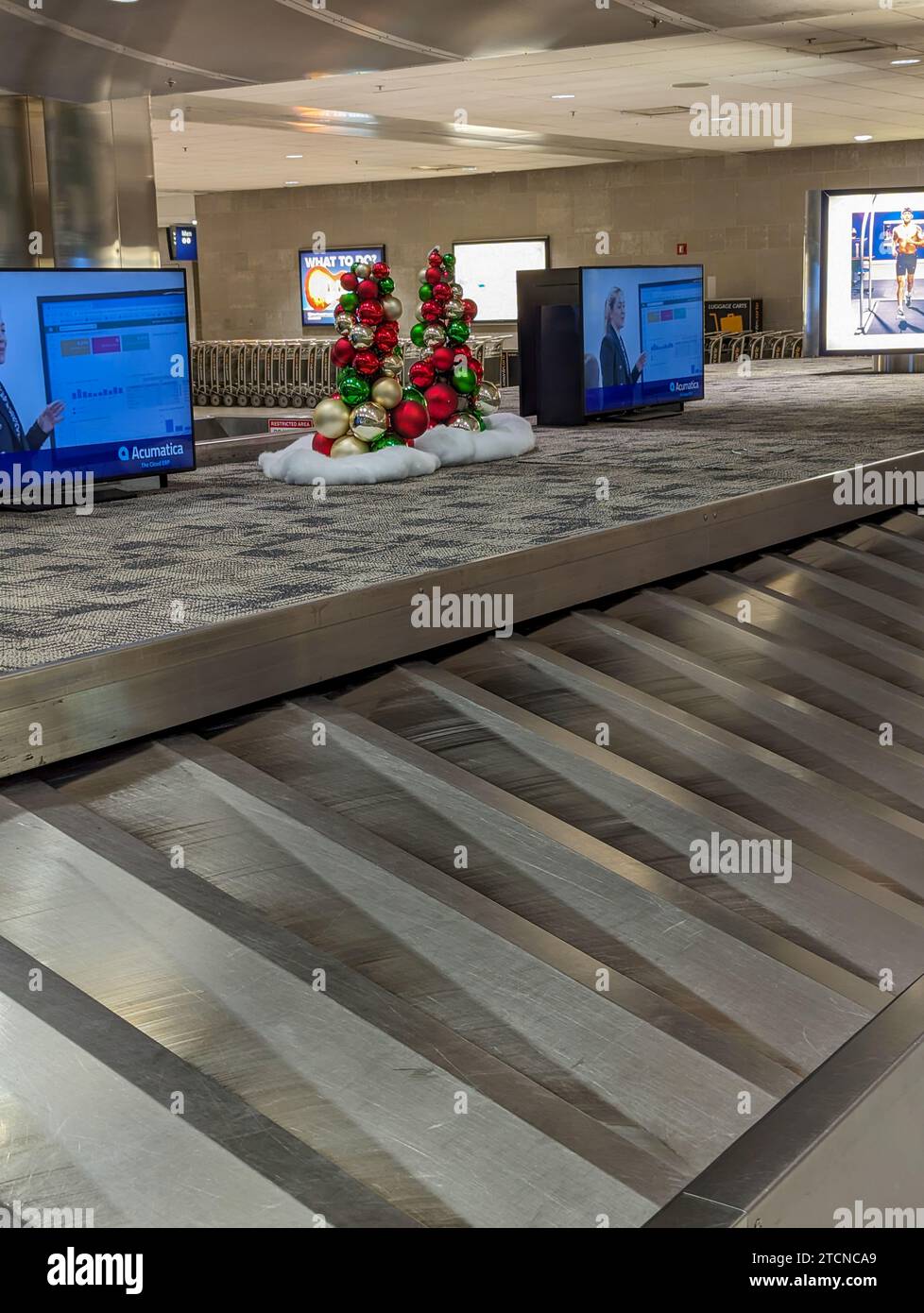 United states airport map hi res - Holiday Decorations At The Airport 2TCNCA9 