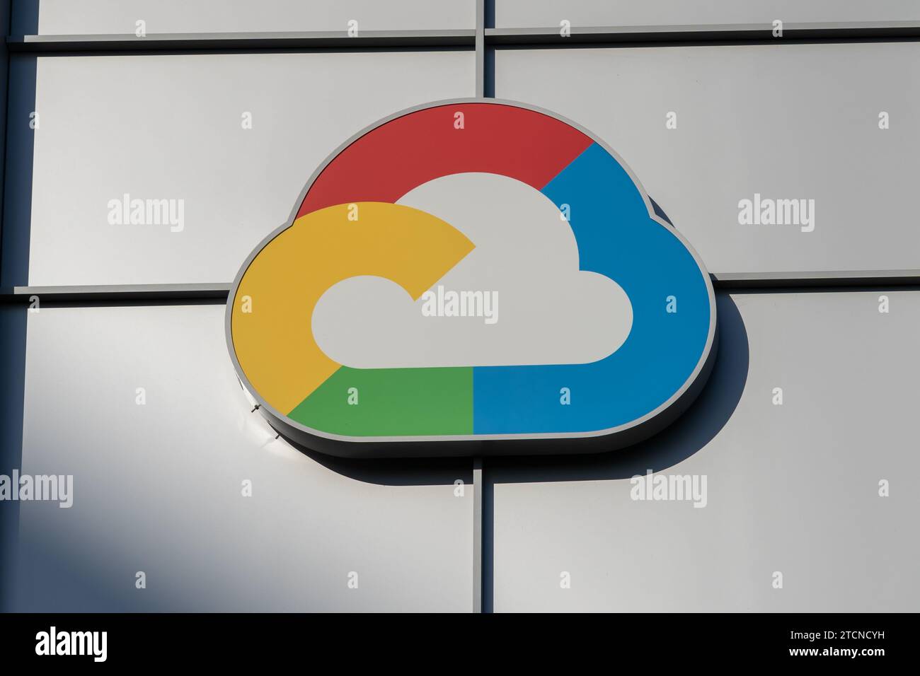 Google Cloud logo on the building in Sunnyvale, California, USA Stock Photo