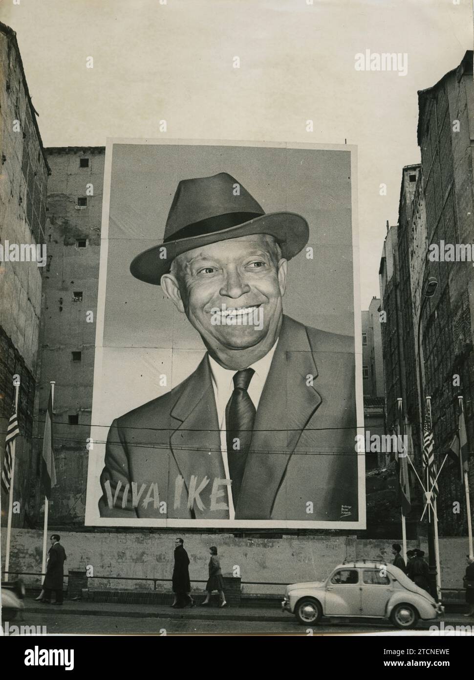 Madrid, 12/20/1959. Preparations for the visit of North American President Dwight D. Eisenhower to Spain, the first by a president of the United States. In the image, one of the enormous posters with portraits of the North American president that were placed along the route that both leaders took in the streets of Madrid. Credit: Album / Archivo ABC / Teodoro Naranjo Domínguez Stock Photo