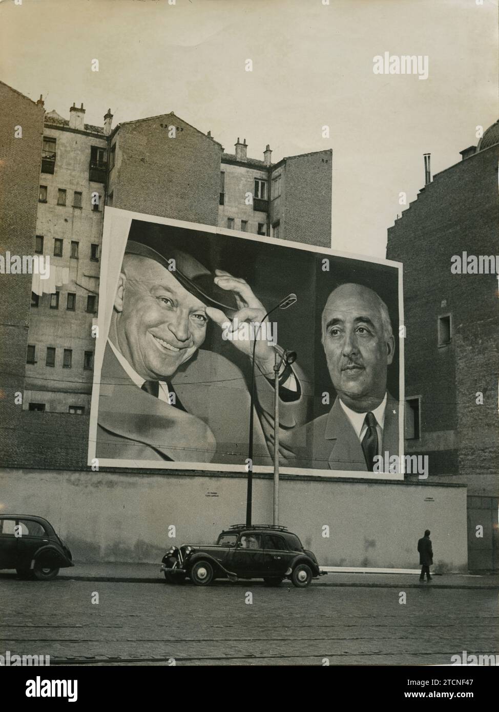 Madrid, December 20, 1959. Preparations for the visit of North American President Dwight D. Eisenhower to Spain, the first by a president of the United States. In the image, one of the enormous posters with the portraits of the North American president and Franco that were placed along the route that both leaders took in the streets of Madrid. Credit: Album / Archivo ABC / Teodoro Naranjo Domínguez Stock Photo