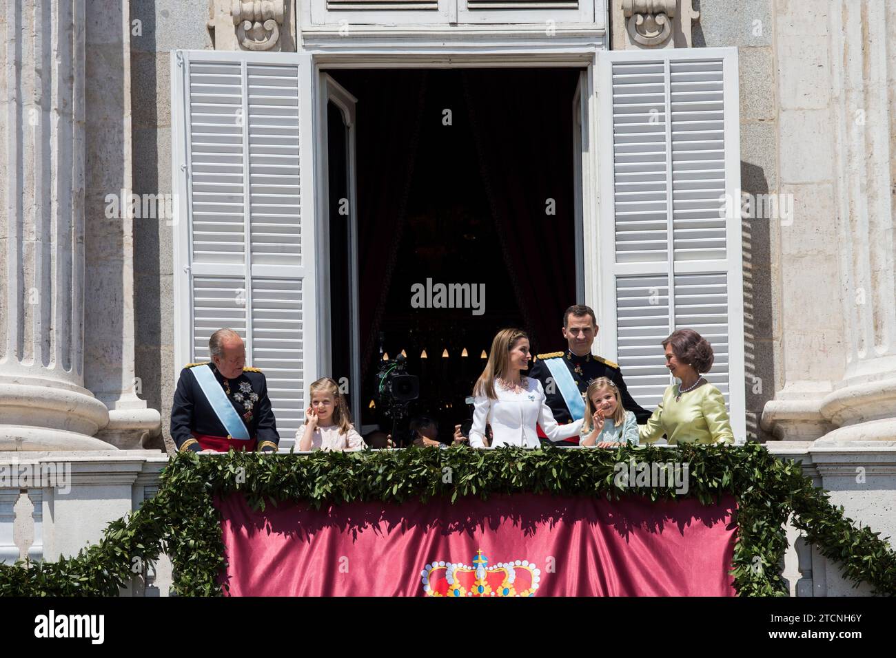 Madrid, 9/19/2014. Philip VI Proclamation. The Royal family greets from the balcony of the Royal Palace in the Plaza de Oriente. From left To right: Don Juan Carlos, Doña Leonor, Doña Letizia, Don Felipe, Infanta Sofía and Doña Sofía Photo: Angel de Antonio Archdc. Credit: Album / Archivo ABC / Ángel de Antonio Stock Photo