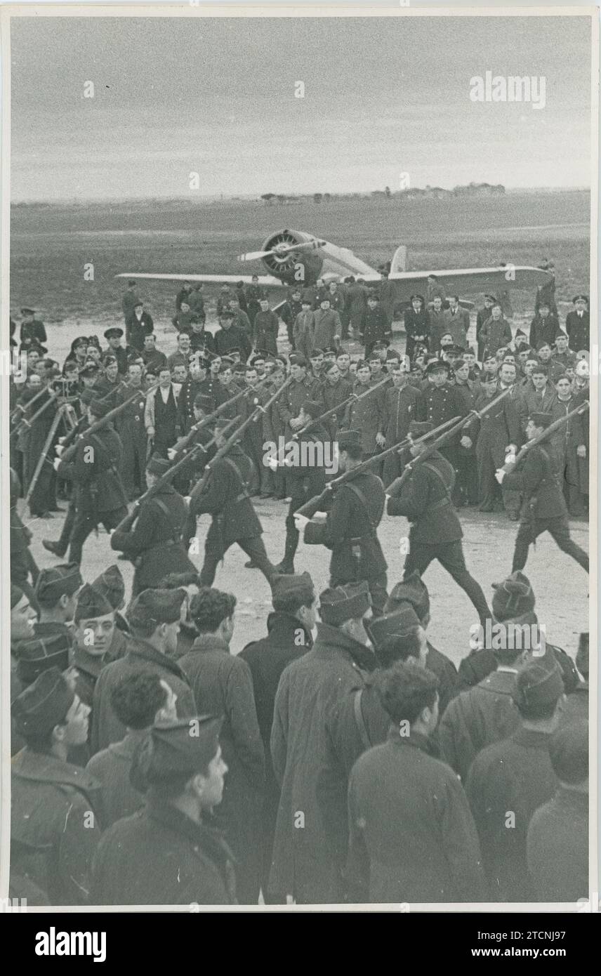 Madrid, 02/21/1936. Cuatro Vientos Aerodrome. Arrival in Madrid from Seville of the pilot Antonio Menéndez Peláez, who made the flight between Camaguey (Cuba) and Seville, and later the journey between Seville and Madrid. In the image, a parade organized in his honor upon his arrival. At the bottom. the device in which you made the flight. Credit: Album / Archivo ABC / José Díaz Casariego Stock Photo