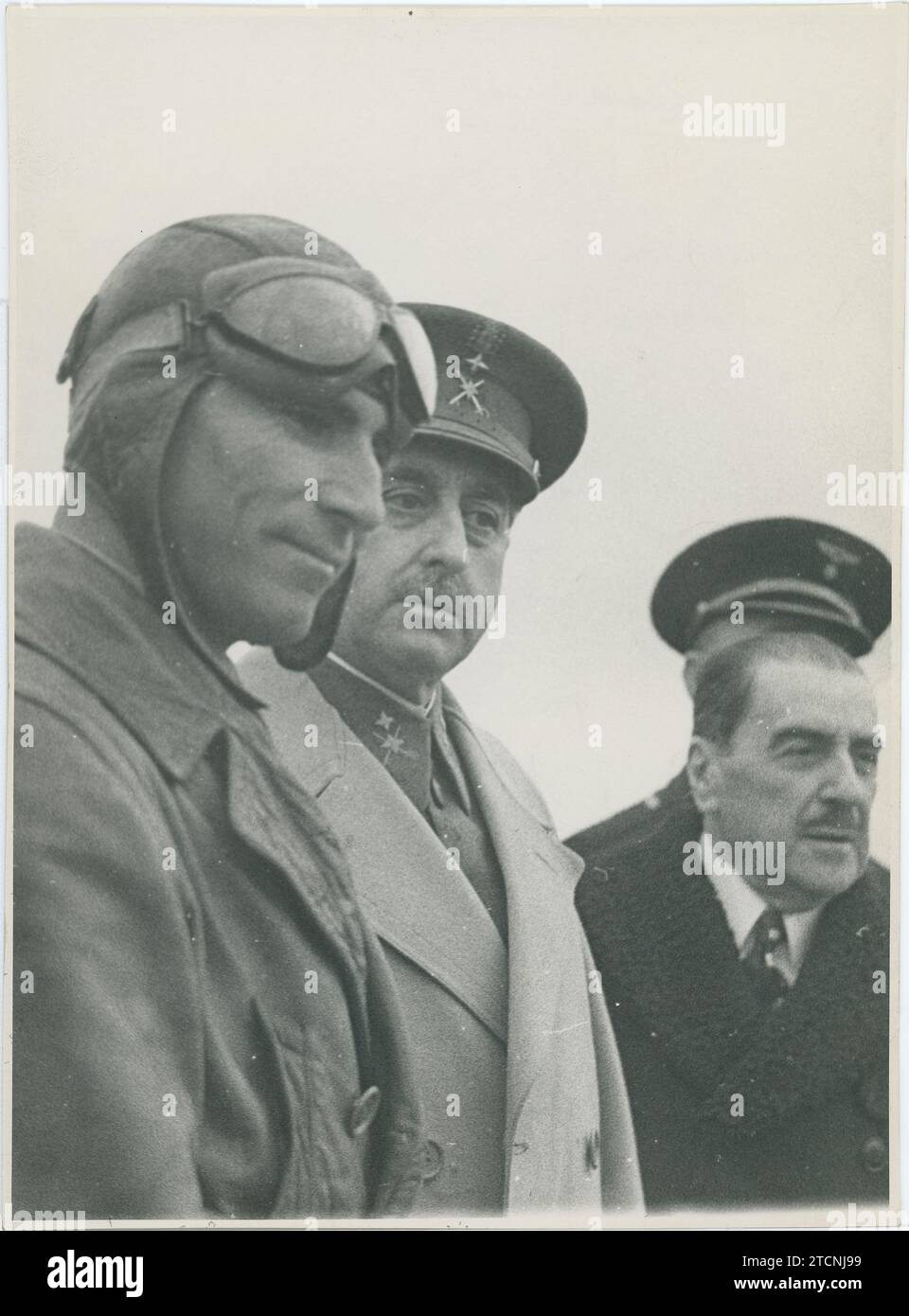 Madrid, 02/21/1936. Cuatro Vientos Aerodrome. Arrival in Madrid from Seville of the pilot Antonio Menéndez Peláez, who made the flight between Camaguey (Cuba) and Seville, and later the journey between Seville and Madrid. In the image, he witnesses the parade of the forces that honor him upon his arrival, accompanied by the Chief of General Aeronautics, Nuñez de Prado, representing the Government, and the Charge d'Affaires of Cuba, Mr. Pichardo. Credit: Album / Archivo ABC / José Díaz Casariego Stock Photo