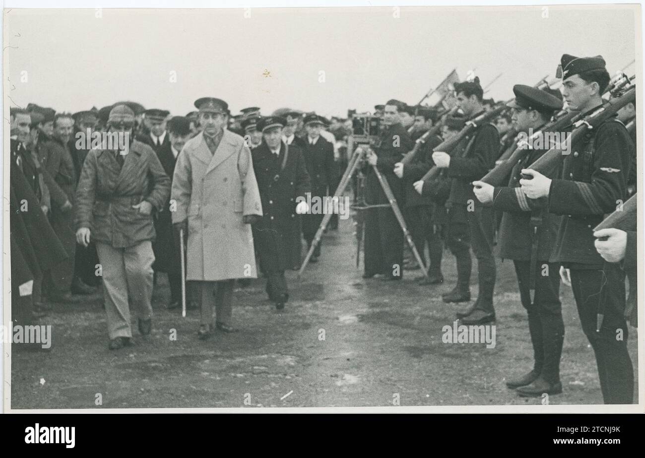 Madrid, 02/21/1936. Cuatro Vientos Aerodrome. Arrival in Madrid from Seville of the pilot Antonio Menéndez Peláez, who made the flight between Camaguey (Cuba) and Seville, and later the journey between Seville and Madrid. In the image, accompanied by official representations. Credit: Album / Archivo ABC / José Díaz Casariego Stock Photo