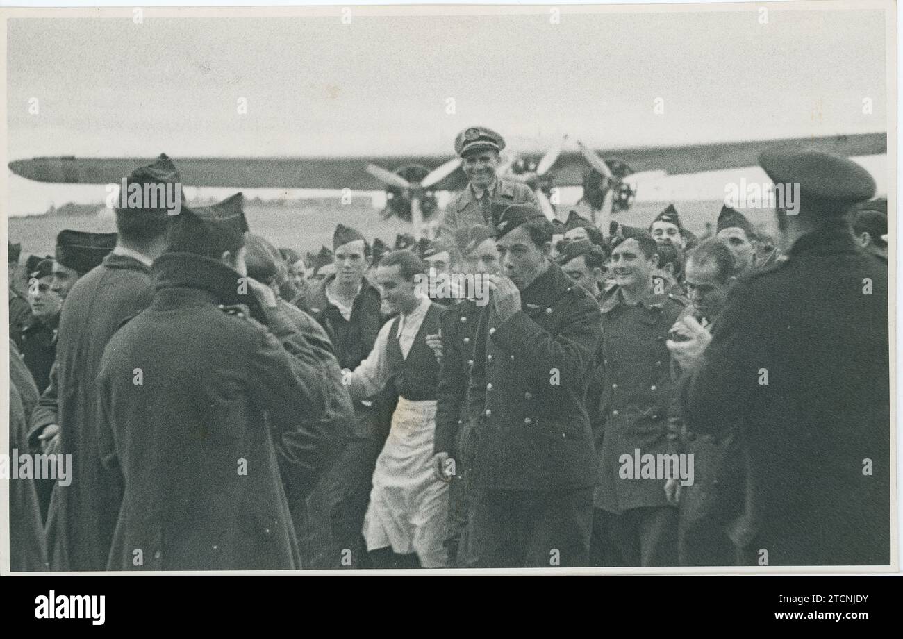 Madrid, 02/21/1936. Cuatro Vientos Aerodrome. Arrival in Madrid from Seville of the pilot Antonio Menéndez Peláez, who made the flight between Camaguey (Cuba) and Seville, and later the journey between Seville and Madrid. In the image, the soldiers and aviation mechanics carry him on their shoulders after getting off the plane. Credit: Album / Archivo ABC / José Díaz Casariego Stock Photo