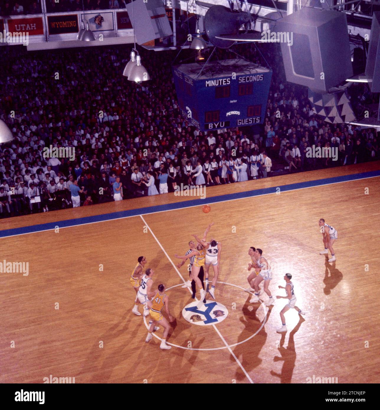 PROVO, UT JANUARY 12 Bruce Burton 43 of the BYU Cougars goes for