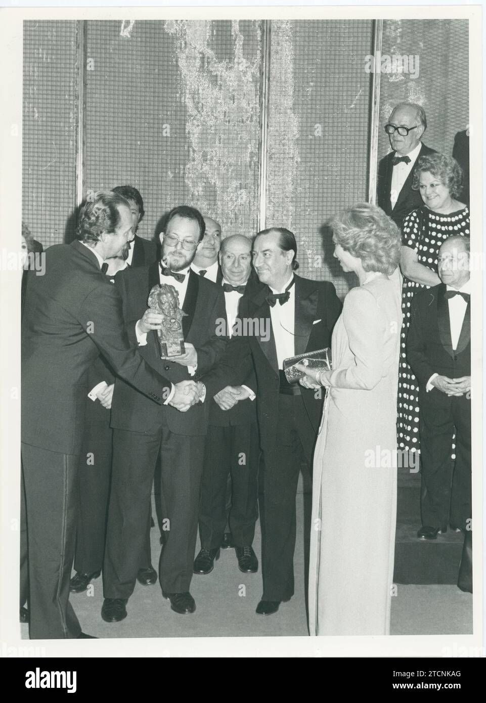 Madrid, 03/16/1987. First annual awards of the Spanish Academy of Cinematographic Arts and Sciences, the Goya Awards. In the image, SS.MM. Kings Don Juan Carlos and Doña Sofía, in the presence of the president of the Academy, José María González Sinde, who holds the awards statuette. Credit: Album / Archivo ABC / Álvaro García Pelayo Stock Photo