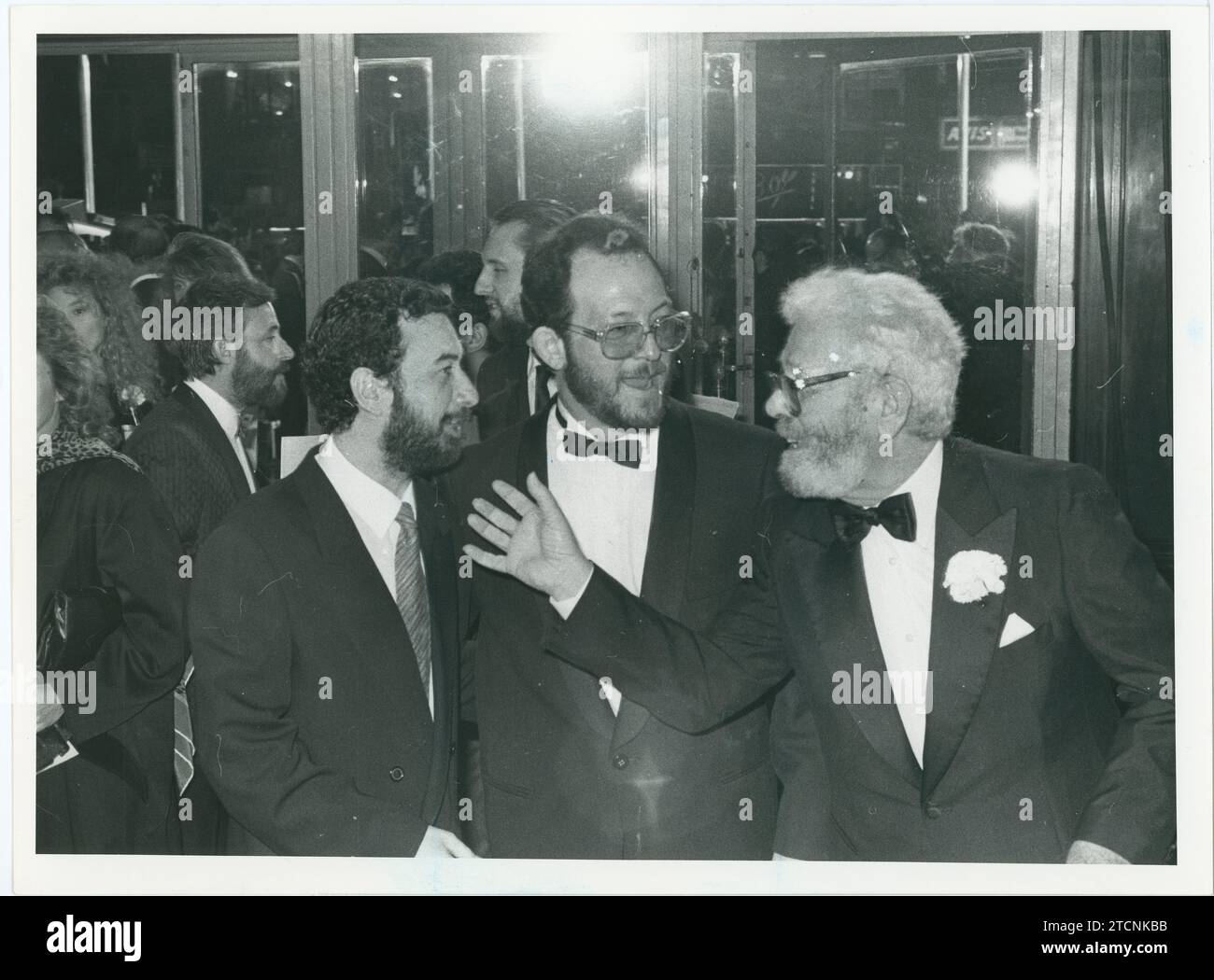 Madrid, 03/16/1987. First annual awards of the Spanish Academy of Cinematographic Arts and Sciences, the Goya Awards. In the image, José Luis Garci talks with the president of the Academy, José María González Sinde and with Luis García Berlanga. Credit: Album / Archivo ABC / Álvaro García Pelayo Stock Photo