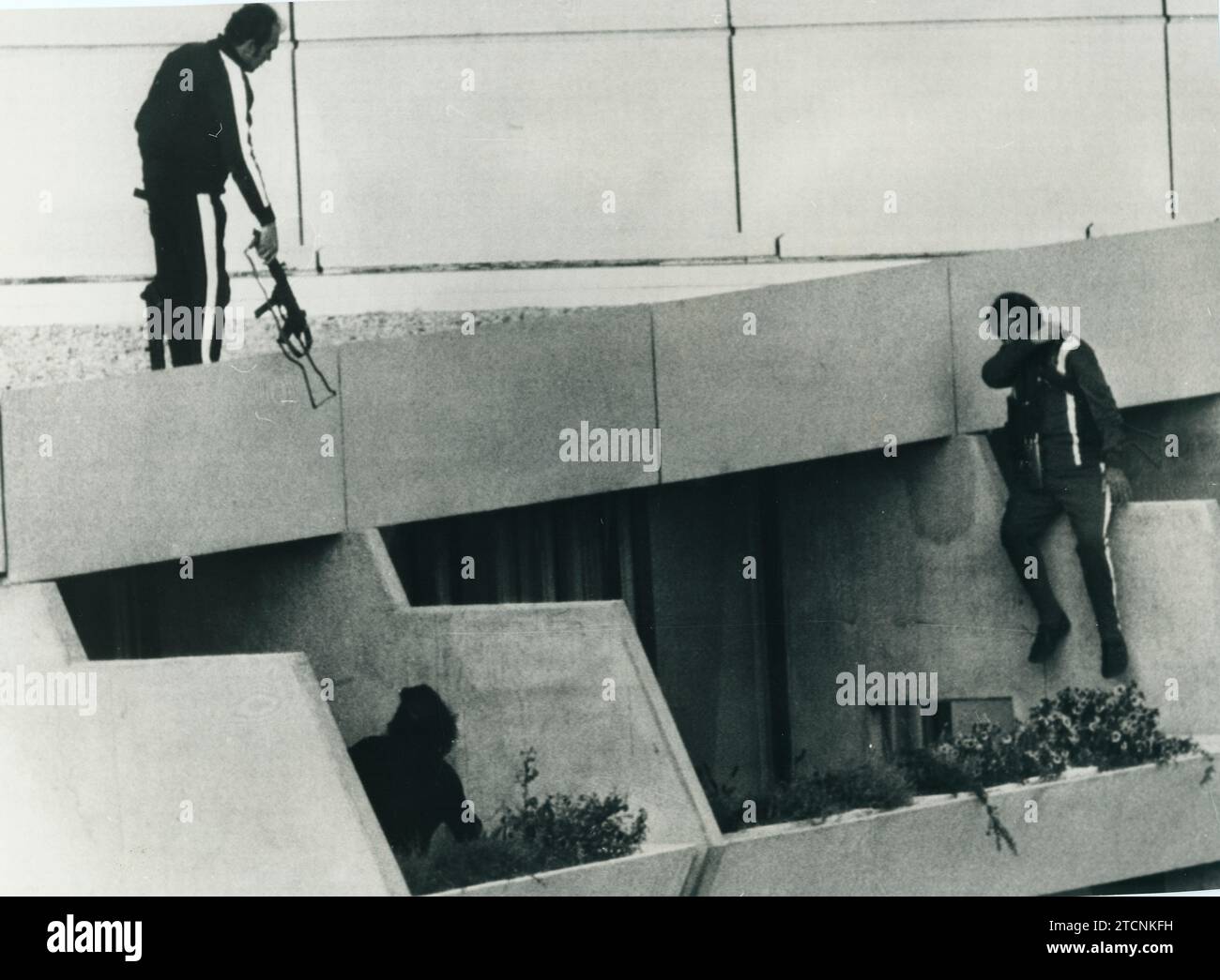 Munich (Germany), 09/05/1972. Attack against the headquarters of the Israeli Olympic team during the celebration of the 1972 Munich Olympics. In the image, police with machine guns and dressed as athletes patrol through the Olympic Village, where the terrorist organization 'Black September' is holding hostages Israeli team members. Credit: Album / Archivo ABC Stock Photo