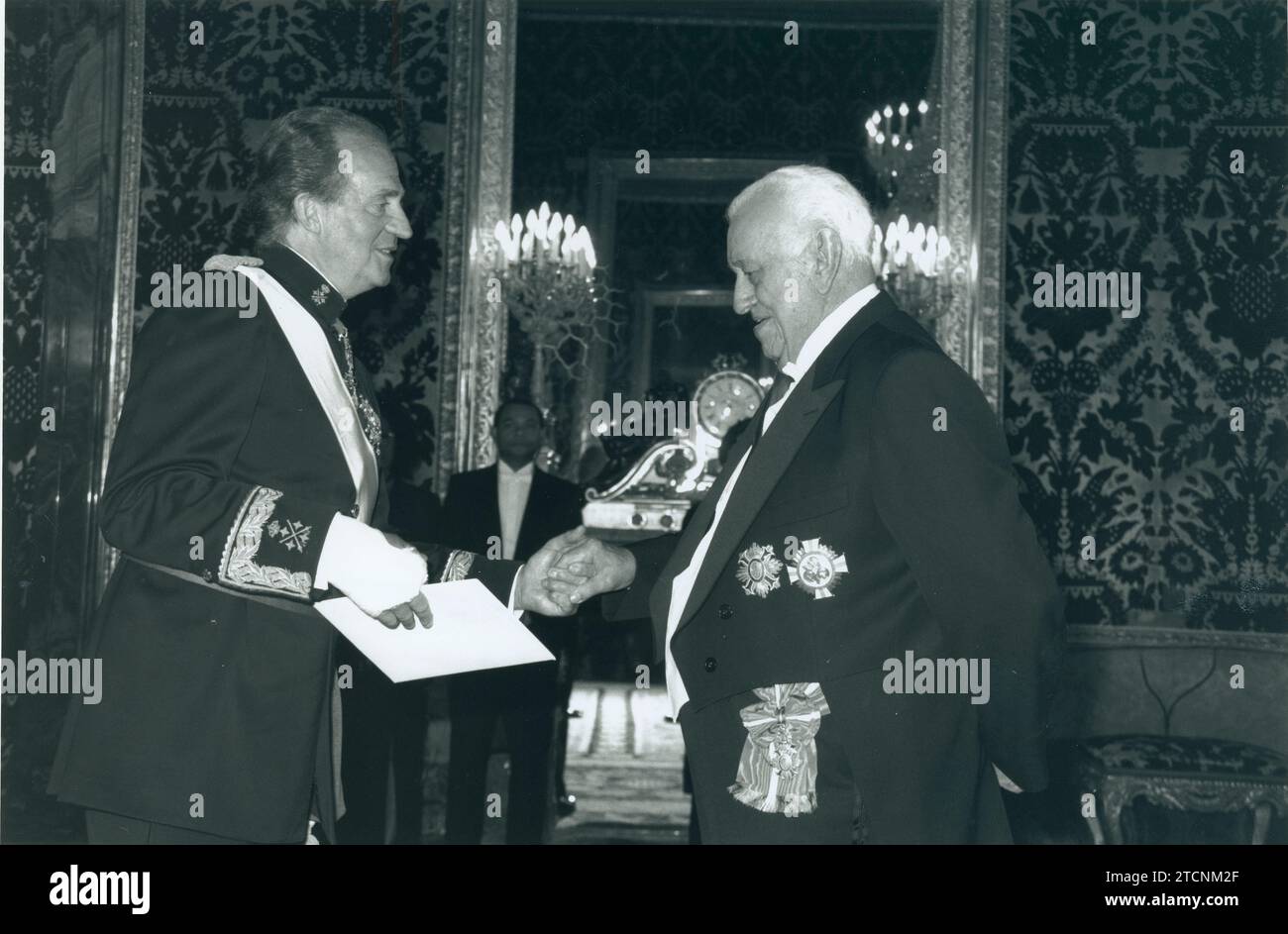Madrid, 2/27/1995. Presentation of credentials from the ambassador of the Dominican Republic, Fabio Florentino Herrera Cabral, to King Juan Carlos, at the Royal Palace. Credit: Album / Archivo ABC / Luis Ramírez Stock Photo