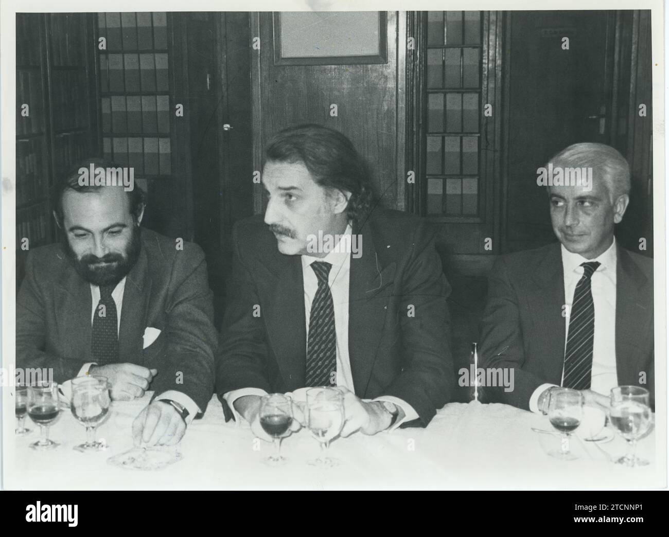 Madrid, 11/28/1984. Antonio Buero Vallejo, ABC de Oro. In the image, journalist Pedro Rodríguez between Ricardo Pérez Solero and José Luis López during the banquet that took place at ABC's house after its delivery. Credit: Album / Archivo ABC / Álvaro García Pelayo Stock Photo