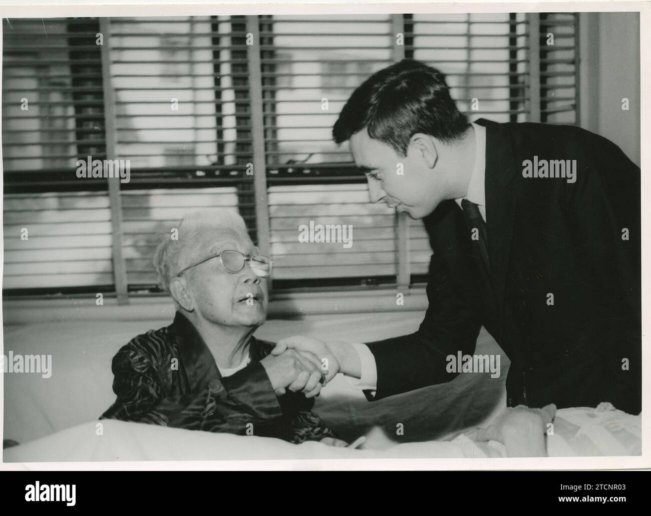 Kawit (Cavite, Philippines), 1962. Luis María Ansón, greets General Emilio Aguinaldo. Credit: Album / Archivo ABC Stock Photo