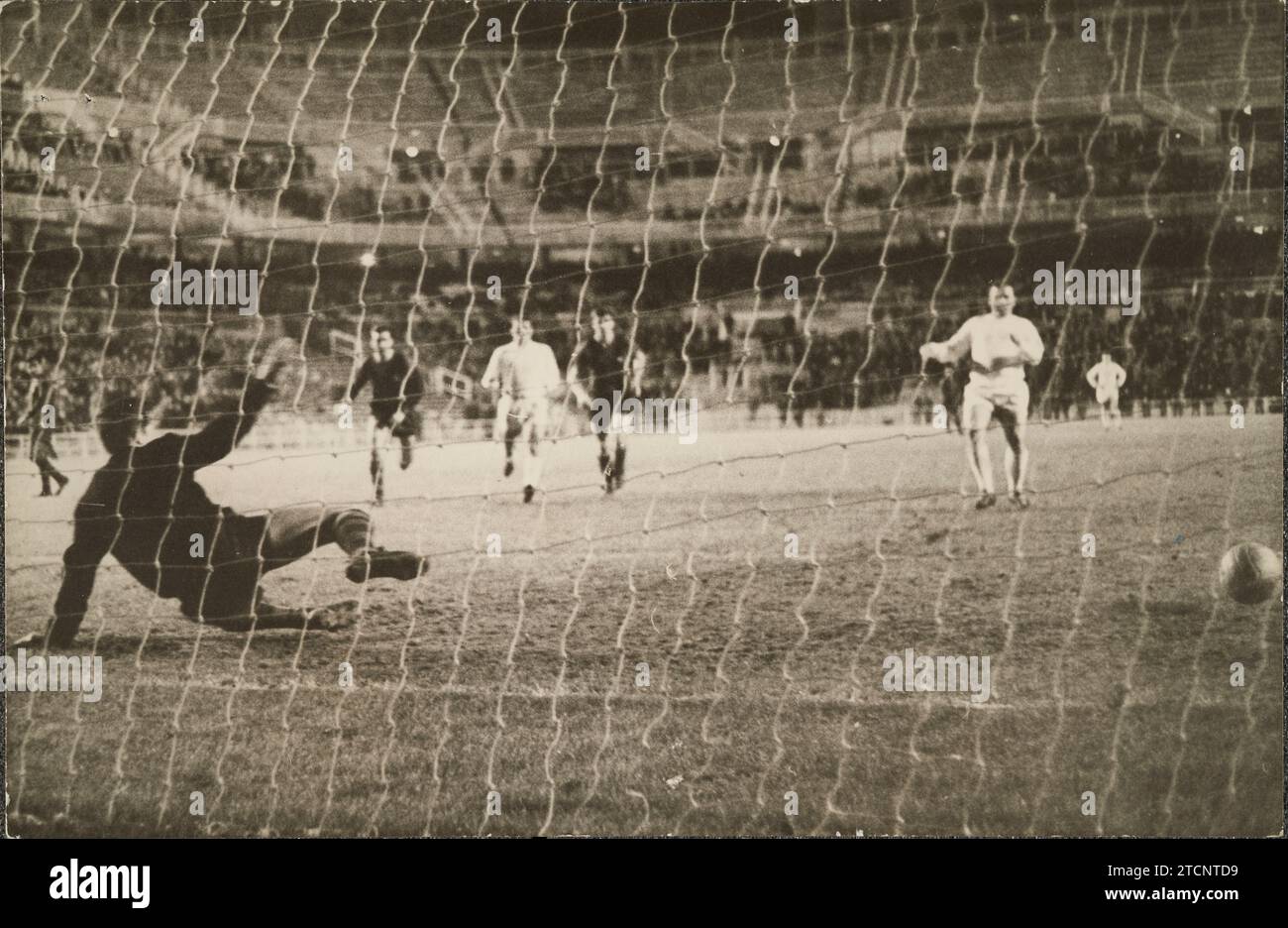 09/05/2022. Madrid, 12/15/1963. League match matchday 12 played at the Santiago Bernabéu stadium, between Real Madrid and Barcelona, which ended with the local victory 4 to 0. In the image, Puskas scores the 4th goal from a penalty. Credit: Album / Archivo ABC / Albero y Segovia Stock Photo