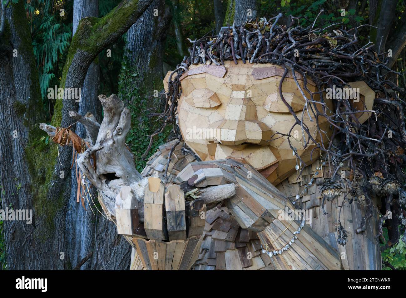 Seattle - October 26, 2023; Danish environmental artist Thomas Dambo artwork - Bruun Idun face view with instrument Stock Photo