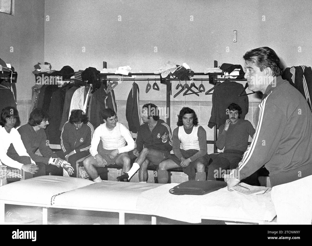 03/01/1976. Stadiums - Santiago Bernabeu - Changing rooms - Miljanic gives a talk to his players moments before facing Bayern Munich in the first leg of the semi-final of the European Champions League Cup. Credit: Album / Archivo ABC / Luis Ramírez Stock Photo