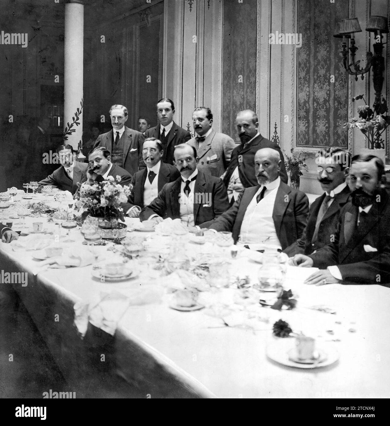 06/27/1910. Honor to Count Romanones. Banquet with which his former classmates from the school of San Clemente, in Bologna, presented yesterday to the president of the congress in the Ideal Room. Credit: Album / Archivo ABC / R. Cifuentes Stock Photo
