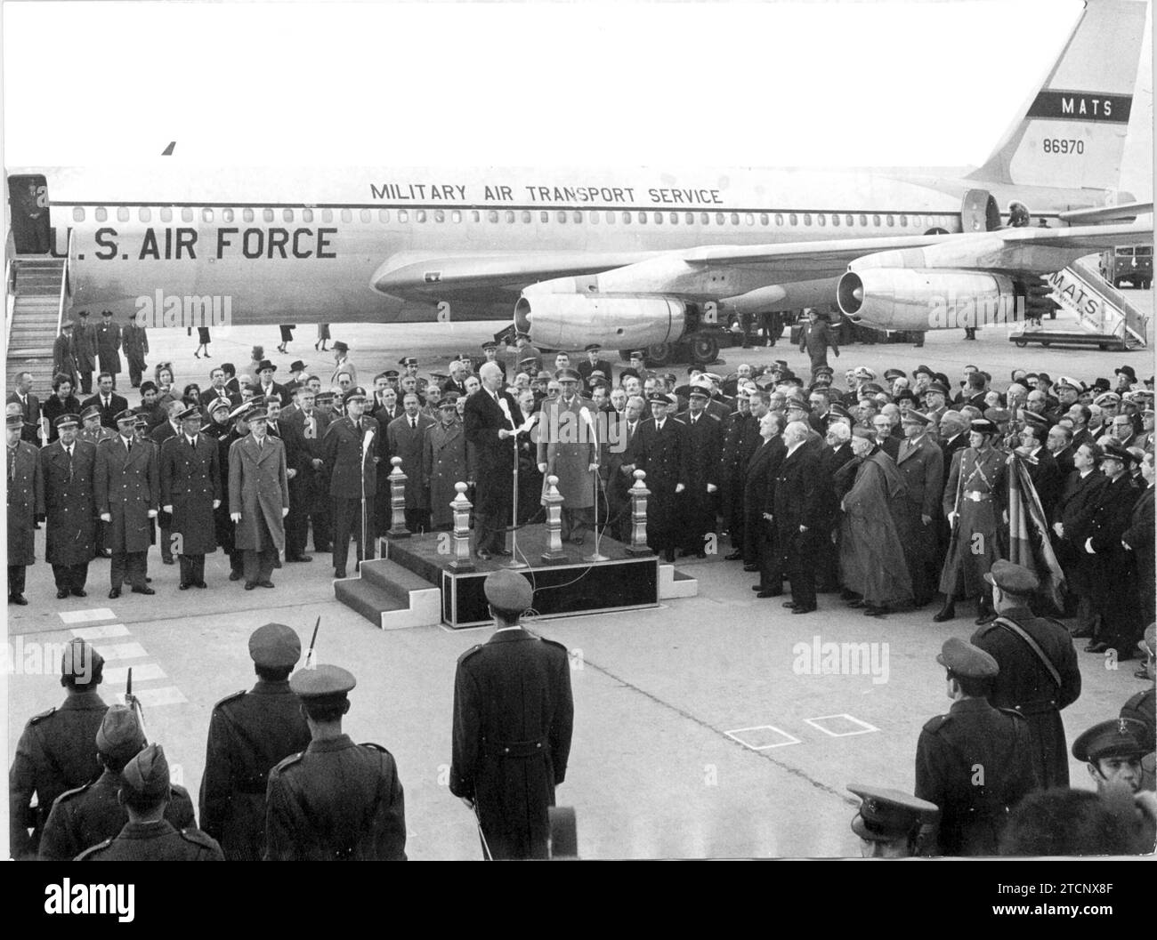 Torrejón de Ardoz (Madrid), 12/21/1959. Ike Eisenhower, then president of the United States, arrived in Madrid for a short visit to our country. Franco met him at the Barajas airport, at the foot of the plane stairs, to welcome him. His visit meant, in fact, international acceptance of his regime. Credit: Album / Archivo ABC / Manuel Sanz Bermejo Stock Photo