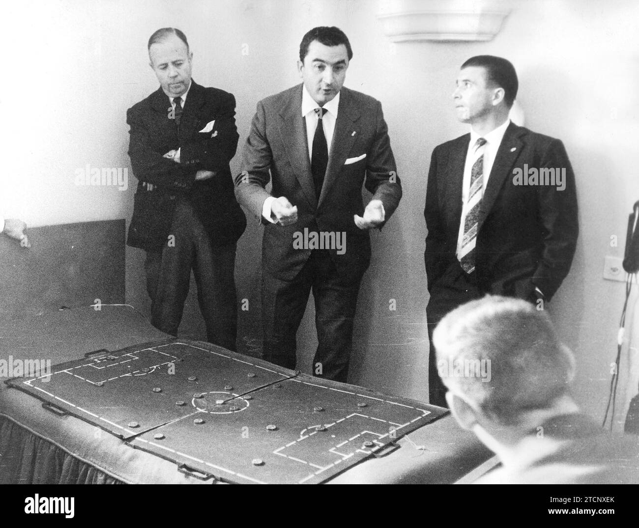 1960 (CA.). Miguel Muñoz giving a tactical talk with Puskas and Escartín. Credit: Album / Archivo ABC Stock Photo
