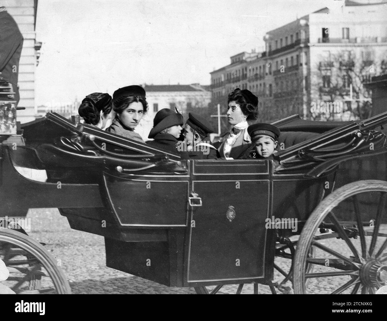 01/17/1913. The Children of the Kings of Spain. The Prince of Asturias (1), the Infante D. Jaime (2) and the Infanta Beatriz (3) Upon their return to the palace after their visit to the country house yesterday morning. photo duke. Credit: Album / Archivo ABC / Julio Duque Stock Photo