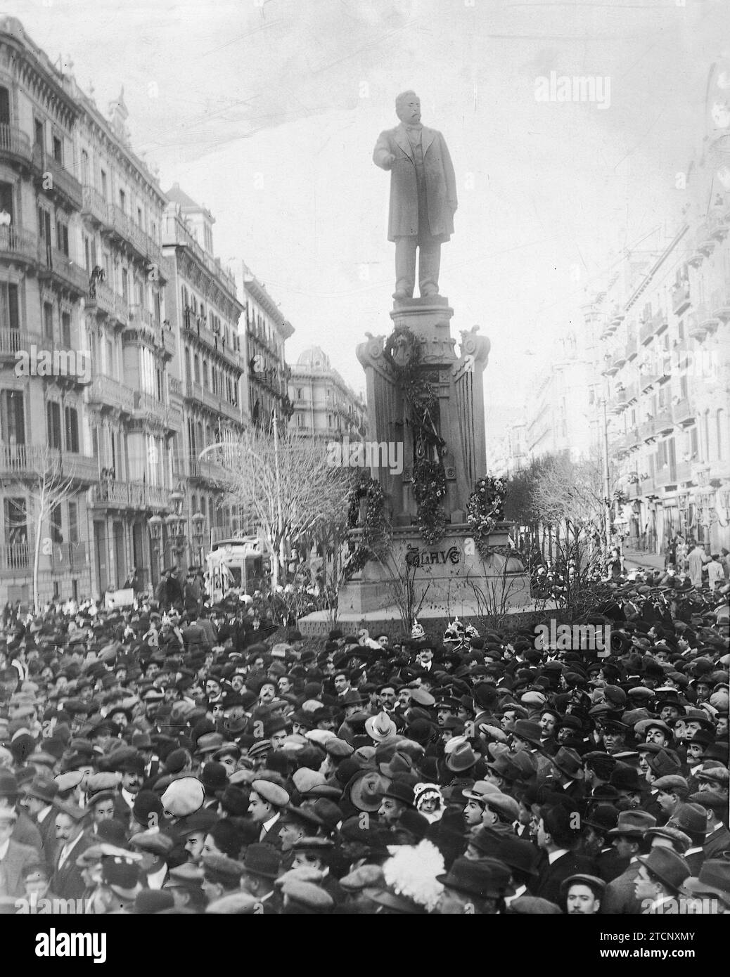 12/31/1912. The Bilbao choral society in Barcelona. The Orfeonistas Singing in front of the A Clavé monument, Surrounded by an Immense Crowd. Credit: Album / Archivo ABC / José Arija Stock Photo