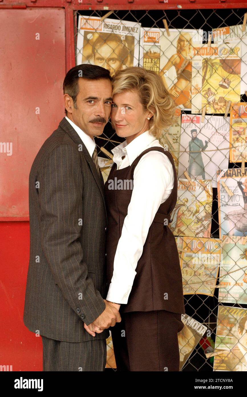 09/16/2003. Madrid. 09/16/03. Ana Duato and Imanol Arias, Protagonists of the TV series 'Cuéntame'. Photo: José Luis Álvarez. Credit: Album / Archivo ABC / José Luis Álvarez Stock Photo
