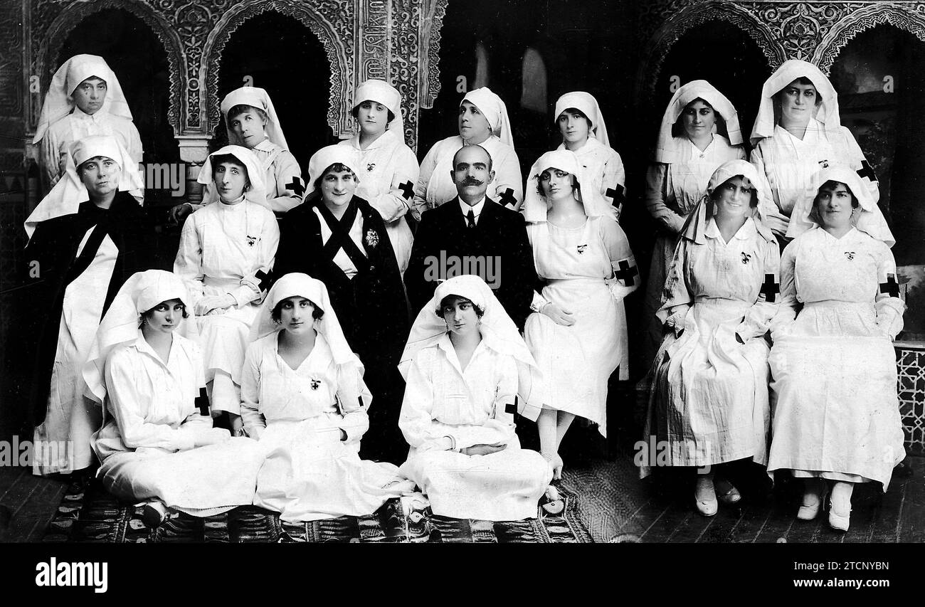 12/31/1920. Granada - the Ladies of the Red Cross of Granada, presided over by the Hon. Mrs. Teresa Hernández Vda de Lopez Montes and the medical director Mr. Fernando Escobar. Photos: Torres Molina. Credit: Album / Archivo ABC / Manuel Torres Molina Stock Photo