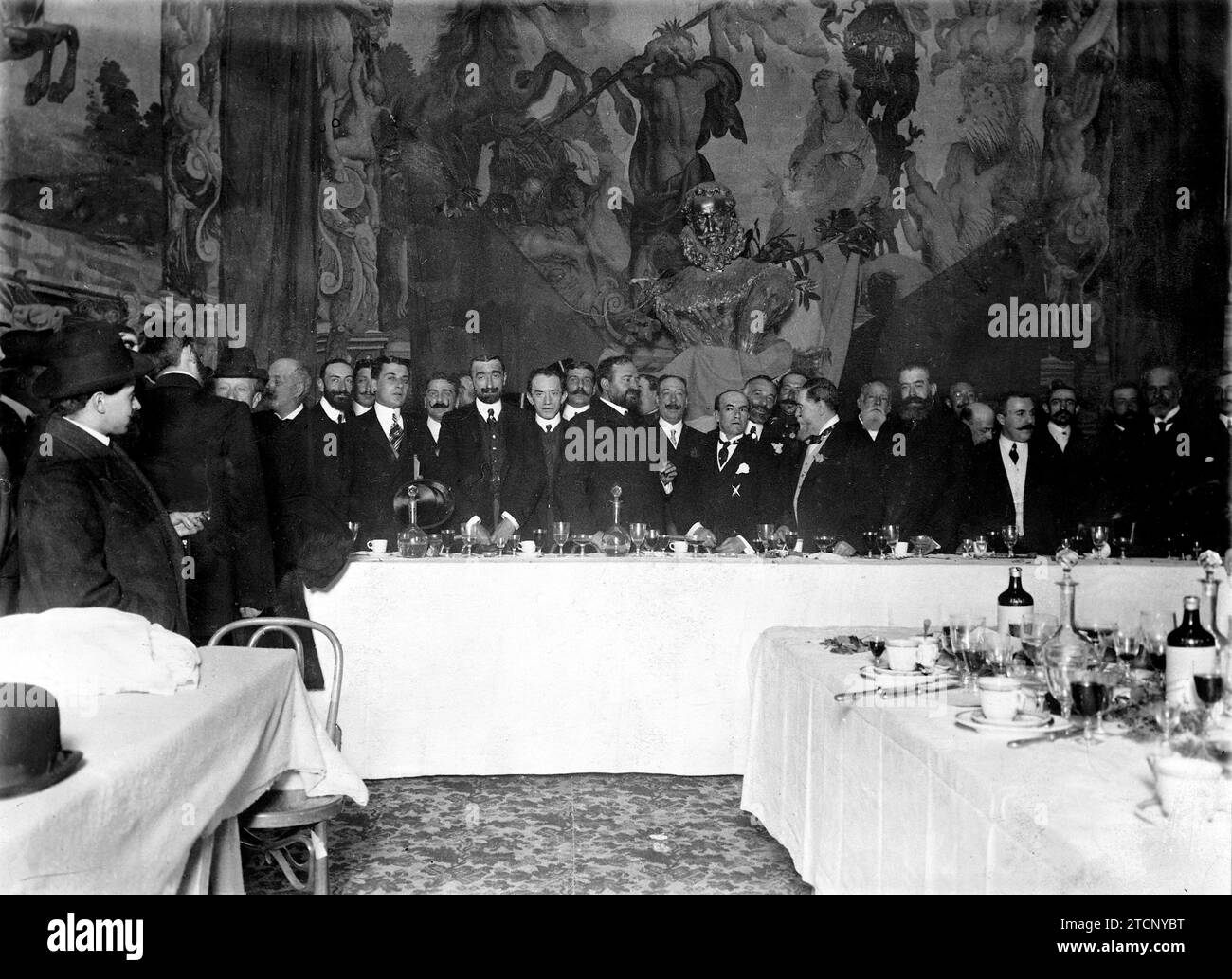 01/31/1910. Tribute to Belisario Roldan (X) in the Comedy. Presidential table of the banquet with which the illustrious Argentine speaker was presented yesterday. Credit: Album / Archivo ABC / Ramón Alba Stock Photo