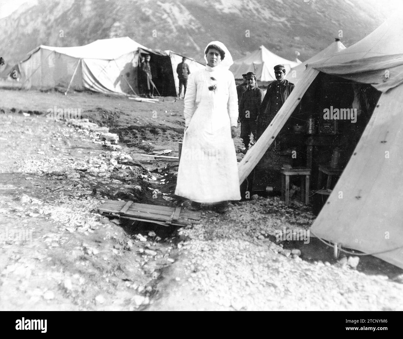 01/01/1913. The Greek royal family and the Eastern War. Princess Alice in Janina's camp, in front of the tent from which she Directs the Ambulances. Photo Illustrations Bureau. Credit: Album / Archivo ABC / Illustrations Bureau Stock Photo