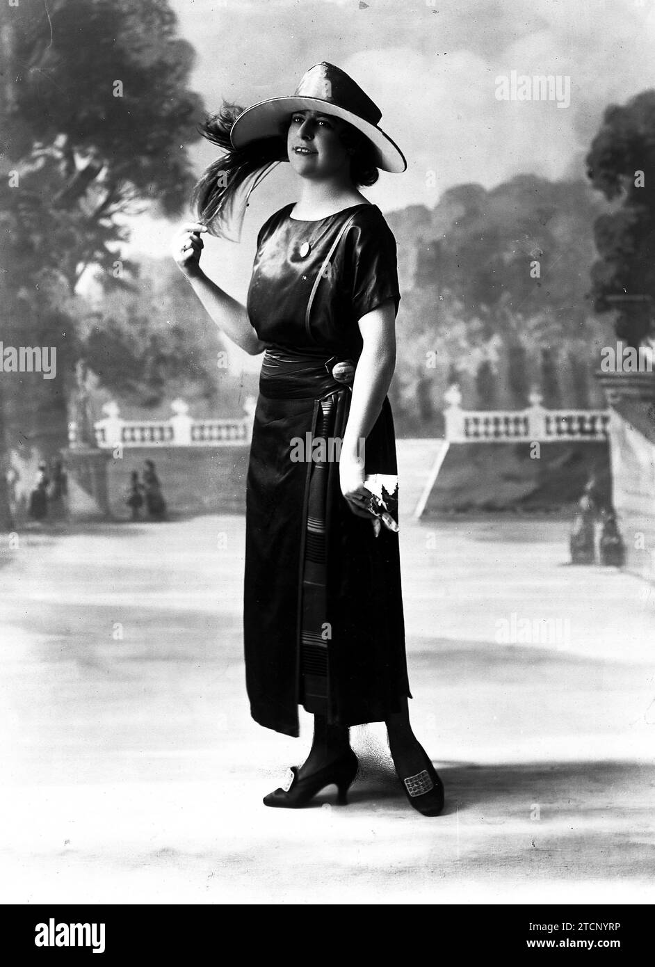 12/31/1920. "Ciree" silk dress and large "crepe Georgette" hat with vegetable "Aigrettes". Model of the Murat house (photo Henri Manuel). Credit: Album / Archivo ABC / Henri Manuel Stock Photo