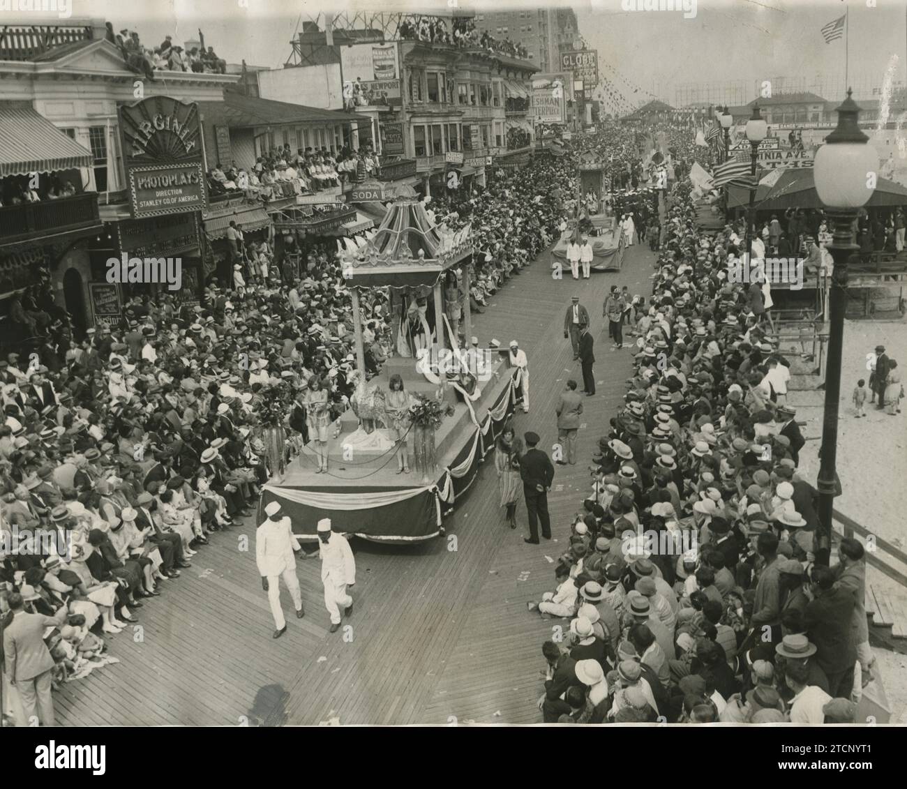 Atlantic City (United States), September 1926. Festival of beauty. Admirable parade of 53 North American beauty queens, in decorated floats, which was witnessed by a huge crowd. Credit: Album / Archivo ABC / Vidal Stock Photo