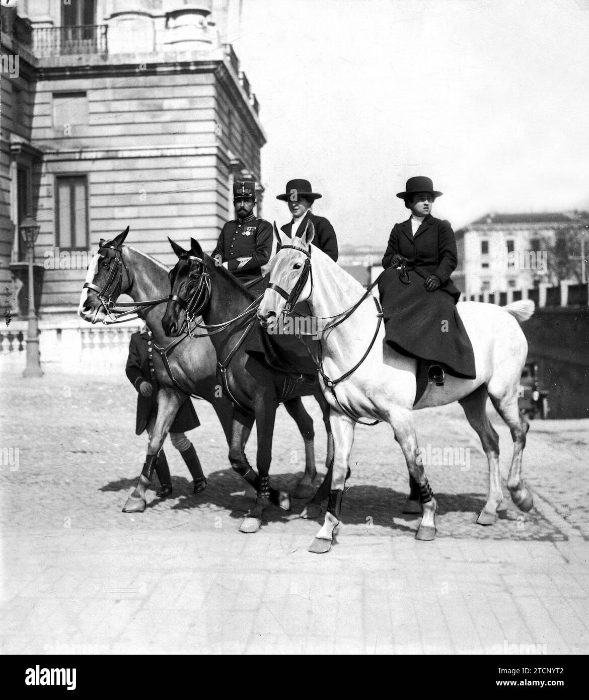 12/31/1912. Back to the Royal Palace. Archduchess Elizabeth Mary and Princess Beatrice, accompanied by HM's chief picador, Mr. Corona, entering the palace upon returning from a horseback ride. Credit: Album / Archivo ABC / Francisco Goñi Stock Photo