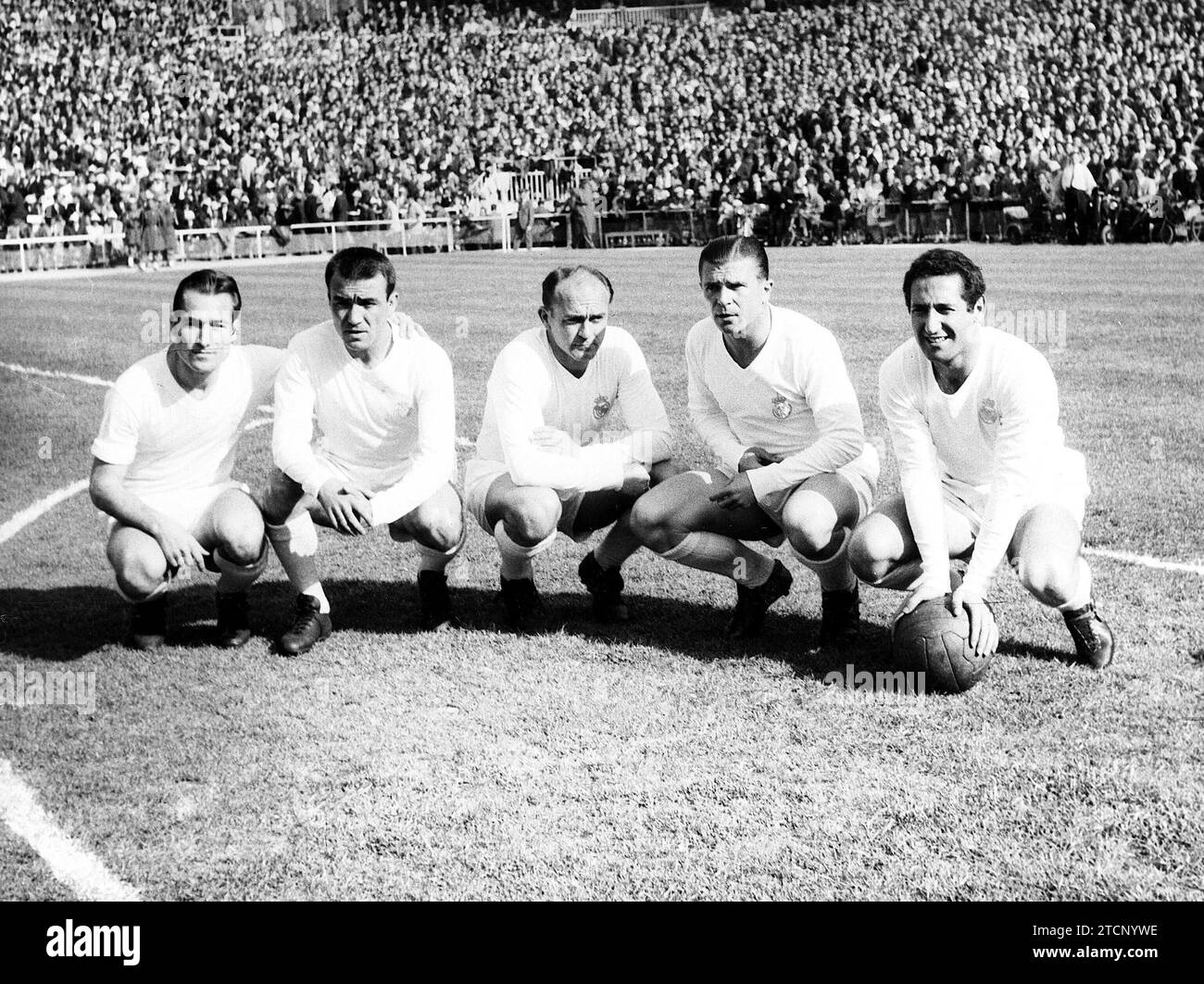 Protagonists - Players - Lineups - Forward that Real Madrid presented in the final that they won in 1962 against Sevilla. Tejadar, del Sol, Di Stefano, Puskas and Gento. Photo: Álvaro -Approximate date. Credit: Album / Archivo ABC / Álvaro Stock Photo