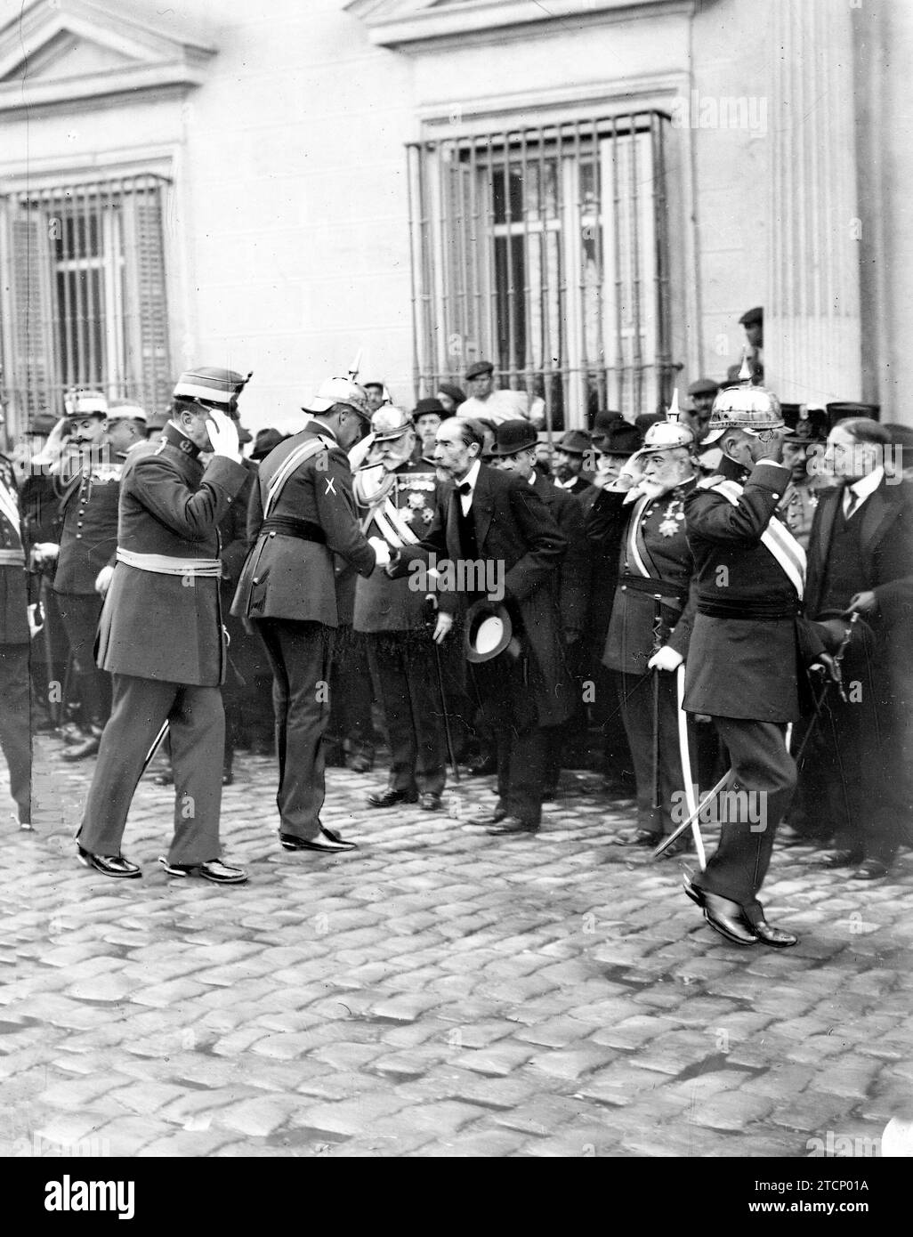 03/14/1913. The Remains of General Vega Inclan in Madrid. HRH the Infante Don Carlos (X), Greeting the presidency of the mourning when he said goodbye yesterday on the parapet of the Councils. Credit: Album / Archivo ABC / Ramón Alba Stock Photo