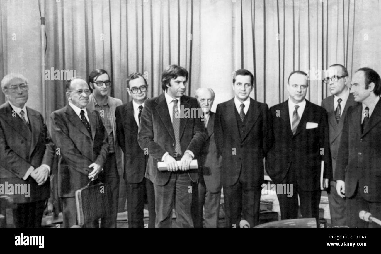 Adolfo Suárez with the spokespersons of the parties with parliamentary representation that signed the Moncloa Pacts in October 1977. Credit: Album / Archivo ABC Stock Photo