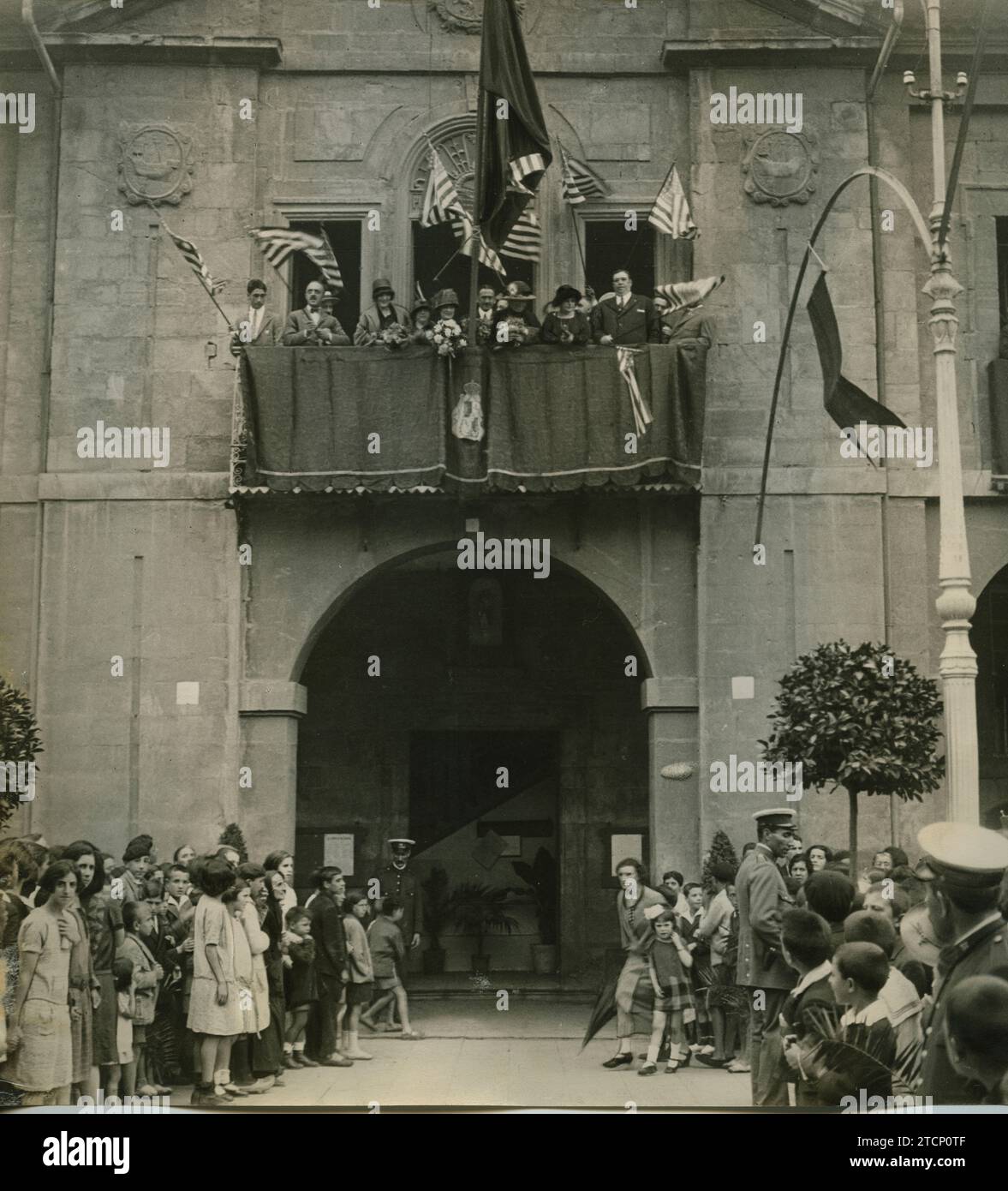 Avilés, August 1924. Tribute to Pedro Menéndez. The commissioners of La Florida, with the authorities, on the balcony of the City Hall, corresponding to the acclamations of the people. Credit: Album / Archivo ABC / Pío Stock Photo