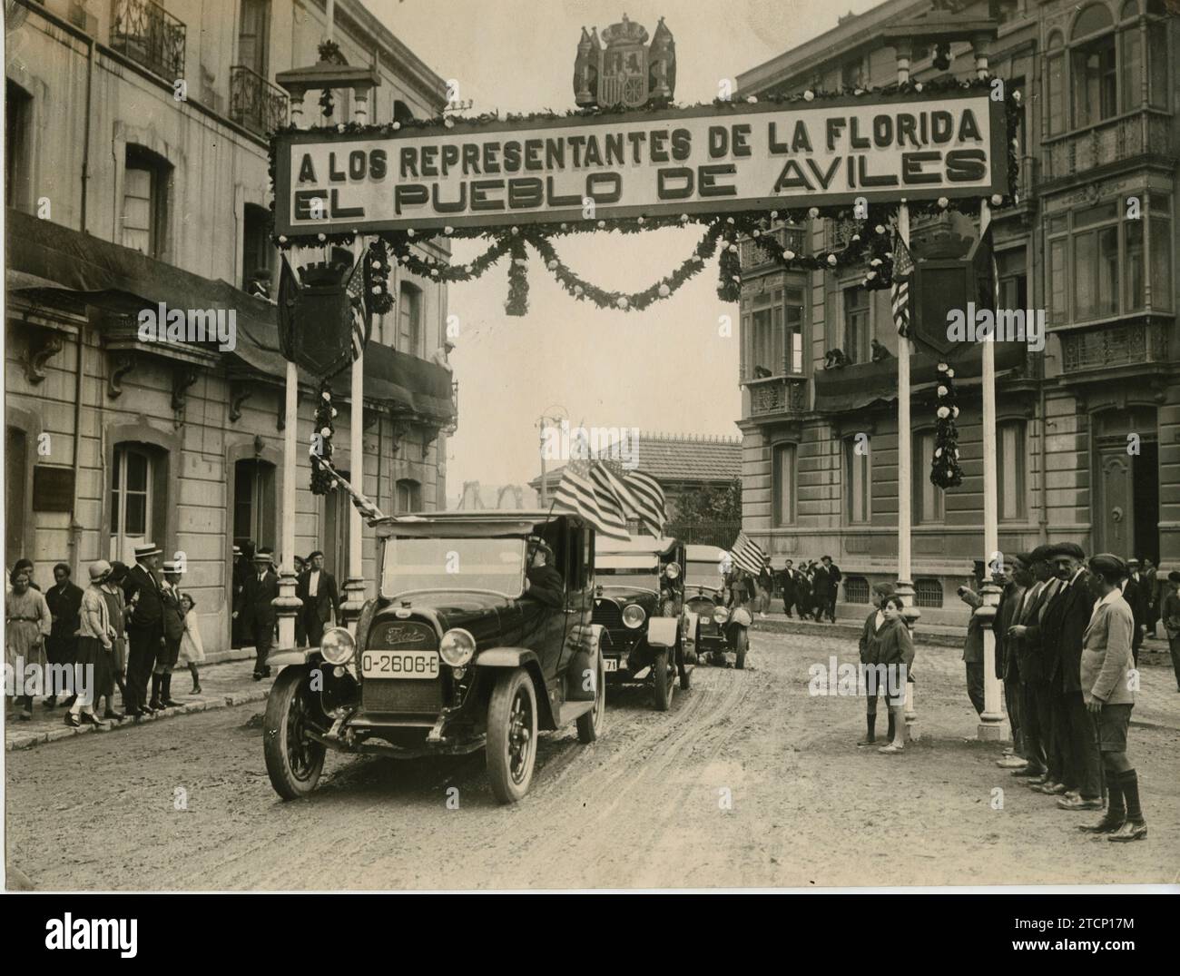 Avilés, August 1924. The arrival of the North American commissioners. The automobiles occupied by the illustrious travelers as they pass under the arch raised in honor of these. Credit: Album / Archivo ABC / Pío Stock Photo