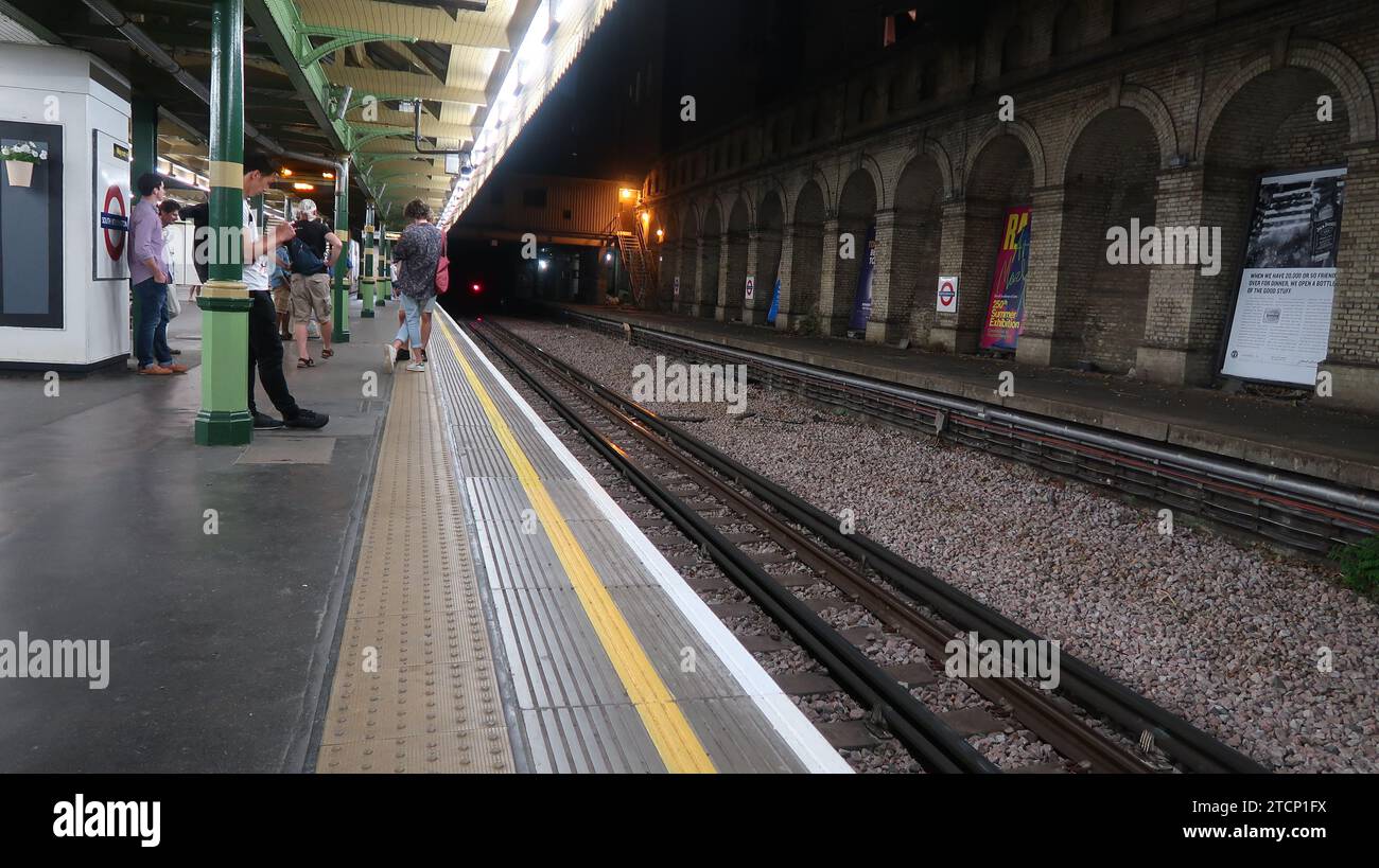 London underground heathrow station hi-res stock photography and images ...